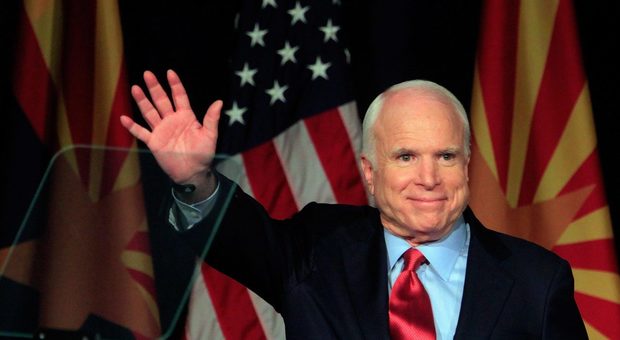 Usa, addio al senatore John McCain eroe della guerra del Vietnam «Non voglio Trump al funerale»