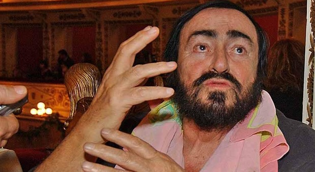 Una bella immagine del tenore Luciano Pavarotti, pesarese d'adozione