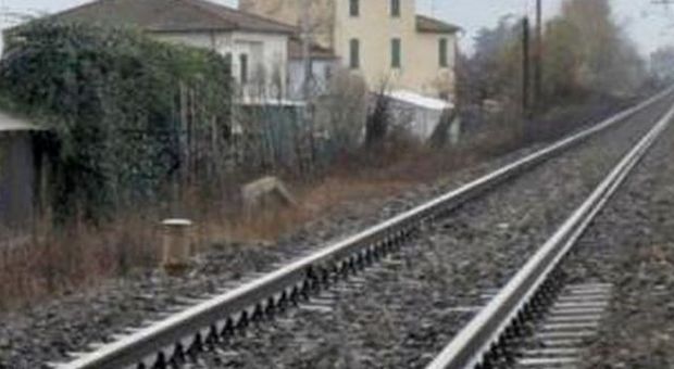 Bologna, 21enne incinta si sente male sul treno e partorisce un feto morto tra i binari