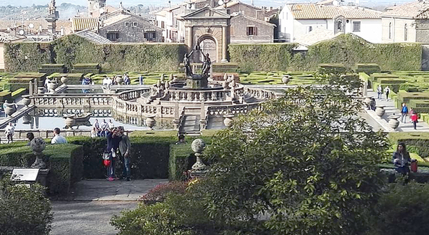 Villa Lante chiusa, monta la polemica a Bagnaia: raccolta firme e sit in di protesta