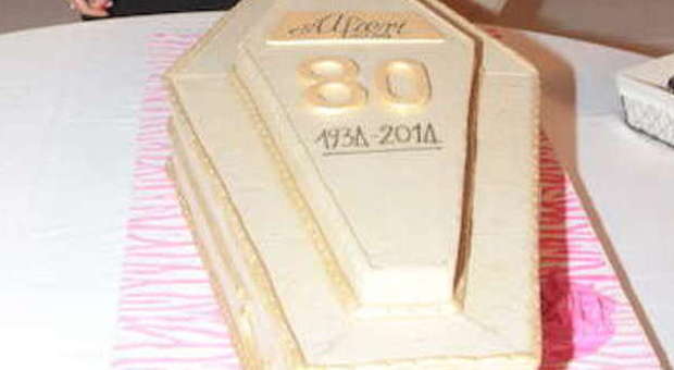 Una torta a forma di bara per gli 80 anni della Alfieri