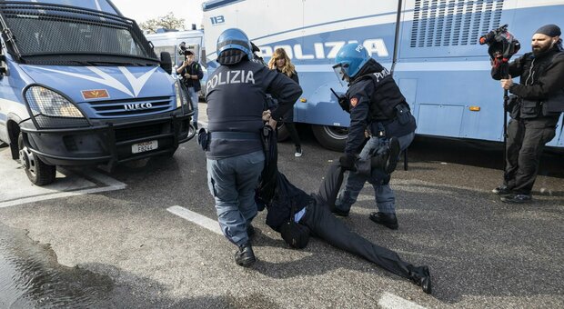 La polizia di azione con gli idranti al porto di Trieste