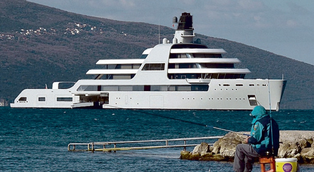 Cosa fanno gli oligarchi russi sui loro yacht? «Protitute, cocaina e accordi di riservatezza»: le confessioni di un capitano