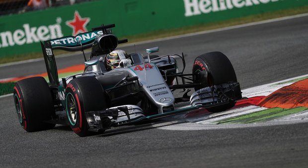 Gp d'Italia, Hamilton si prende la pole La seconda fila è tutta della Ferrari