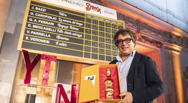 Sandro Veronesi vince (di nuovo) il Premio Strega: con "Il colibrì" davanti a Carofiglio e Parrella