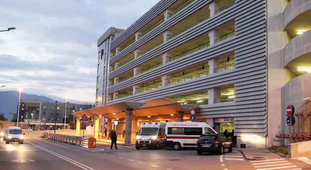 Università di Salerno, tragedia al Campus: studentessa suicida dal multipiano Università di Salerno, tragedia al Campus: studentessa suicida dal multipiano