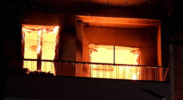 Incendio distrugge appartamento evacuato palazzo a Cardeto coinvolta anche il vicesindaco Salvati