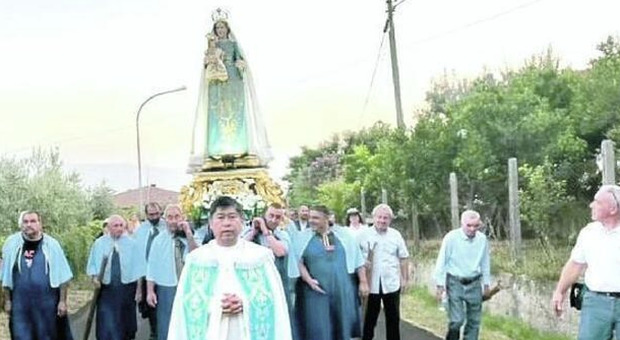 Vanno alla processione in onore della Madonna, i ladri gli ripuliscono casa
