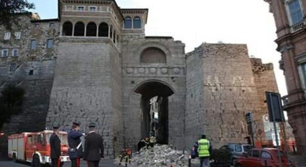 «È crollato l'Arco Etrusco» l'edicolante colpisce ancora