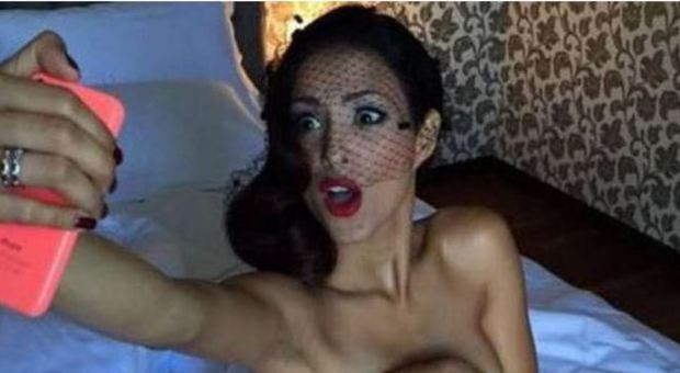 Mariana Rodriguez, backstage bollente: nuda per il calendario di For Men