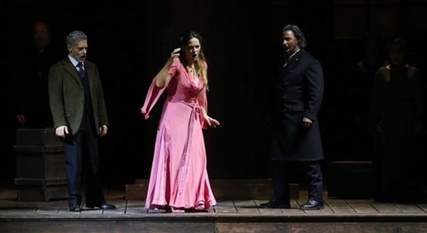 San Carlo, l'Otello migrante tra le magie di Rossini | Video