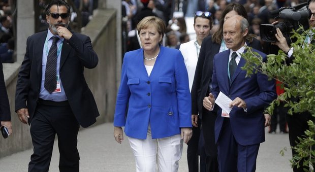 Leader G7 a passeggio per Taormina ma Trump non va con loro