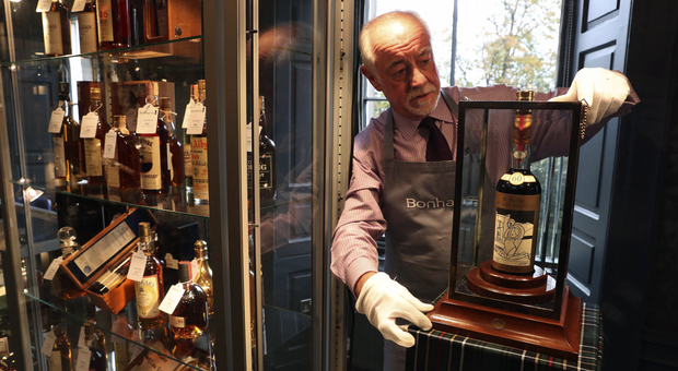 La bottiglia da un milione di euro: il 'sacro Graal del whisky' venduto ad una cifra record