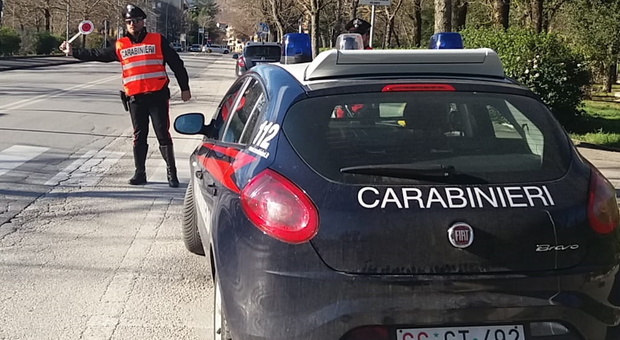 Coronavirus, in auto senza motivo e mendicanti fuori dai supermercati: primi tre denunciati a Pesaro