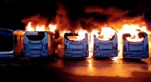Roma, autobus in fiamme nella rimessa Atac della Magliana: il video impressionante