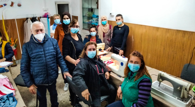 La sfida di don Peppino a Pomigliano: una sartoria in chiesa per aiutare le donne in difficoltà economica