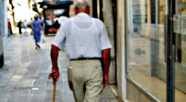 Aiuta un anziano che cammina col bastone e lui le palpa il seno