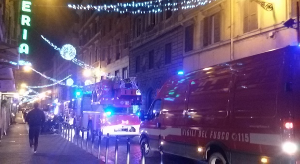 Fiamme in un appartamento paura in Piazza del Popolo evacuato un palazzo Foto