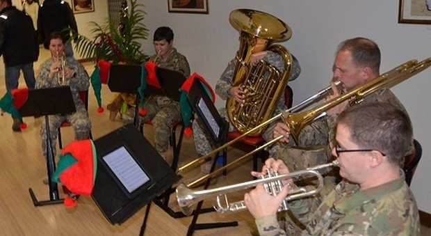 Alla Ederle lo scambio di auguri natalizi è stato accompagnato da una band di militari tedeschi