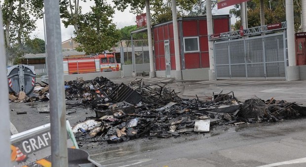 Roma, brucia l'isola ecologica dell'Ama, cassonetti in fiamme: indagini in corso