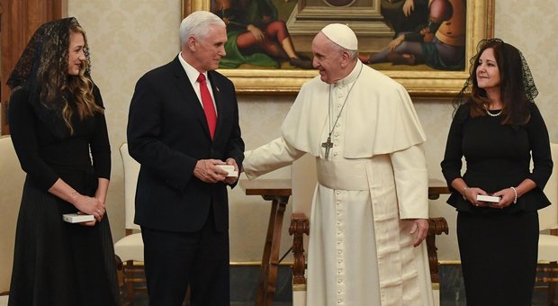 Mike Pence va dal Papa: «Le porto i saluti più cordiali di Trump»
