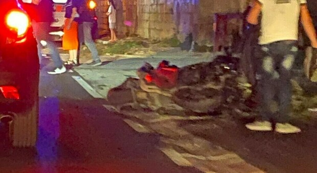 Napoli, incidente con lo scooter: uomo muore sul colpo. I testimoni: «Il figlio di 10 anni lo teneva per mano»