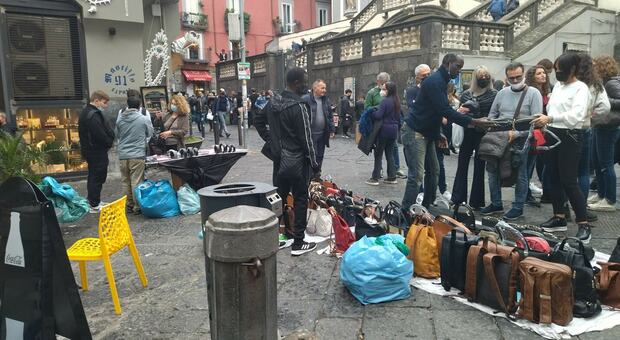 Napoli, la carica degli abusivi: centro storico invaso dalle bancarelle del falso