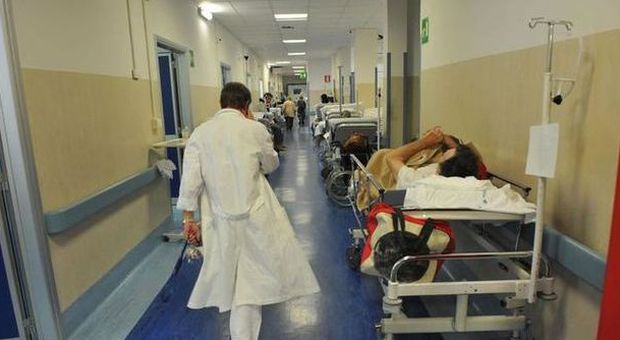 Napoli, muore su una barella nel corridoio dell'ospedale dopo un intervento