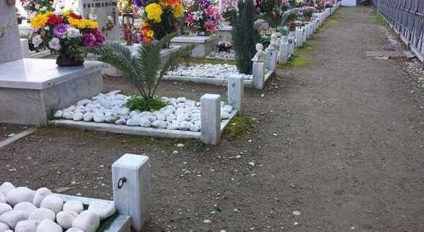 Le tombe senza le catene nel cimitero di Pozzuoli