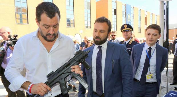 Salvini, foto con il mitra postata su Facebook da Luca Morisi: «Si avvicinano le Europee, siamo armati»