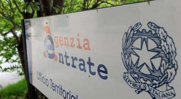 Urbino, dipendenti e utenti al freddo da 20 giorni: «Rischio chiusura per l'Agenzia delle Entrate»