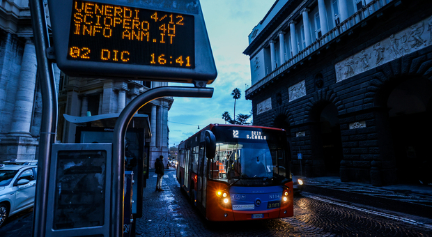 La lunga agonia dei trasporti: fondi tagliati, meno bus in strada a Napoli