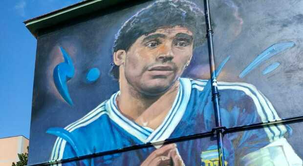 Maradona, a Pompei la prima strada dedicata a Diego: «Aiutava orfani»