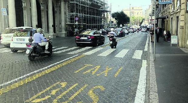 Roma, a piazza Esedra spunta la preferenziale-lampo: ma le auto occupano la carreggiata