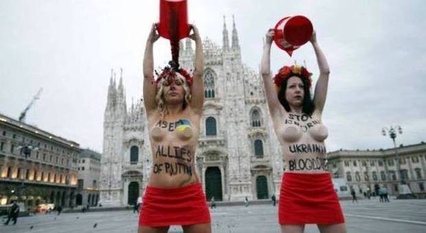 Femen a Milano, in piazza Duomo nude e ricoperte di sangue