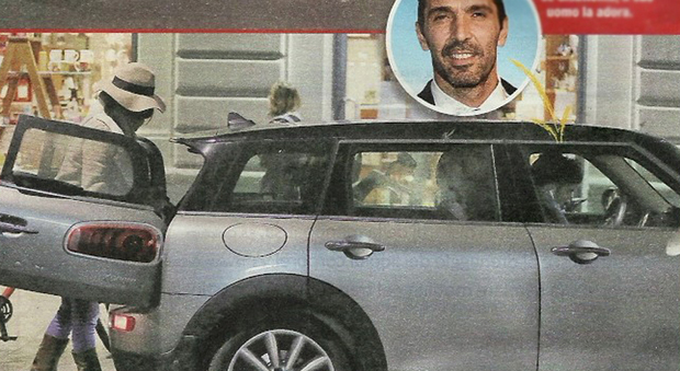 Gigi Buffon poco cavaliere: Ilaria D'Amico fa la spesa, lui comodo in auto non l'aiuta con le buste