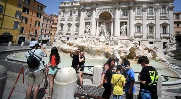 Roma, turisti spariti e alberghi vuoti. Ma il litorale e i laghi sono pieni