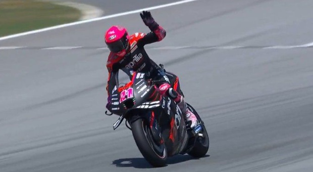 MotoGP, gaffe clamorosa di Espargaró: esulta prima del traguardo, viene superato e perde il podio