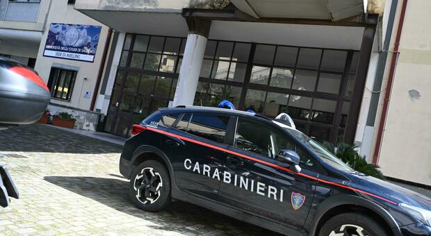 I carabinieri davanti alla sede del comune di Avellino