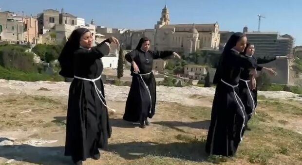 Cantano e ballano tra le gravine: così il video delle suore diventa virale. Ecco chi sono le Sister Act di Puglia