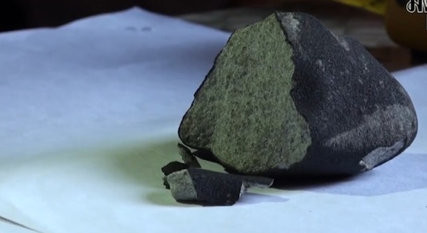 Meteorite sfonda il soffitto mentre fanno colazione: «Sembravano colpi di pistola»