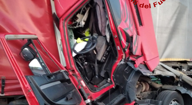La cabina distrutta di uno dei tre mezzi pesanti coinvolti nell'incidente in A13
