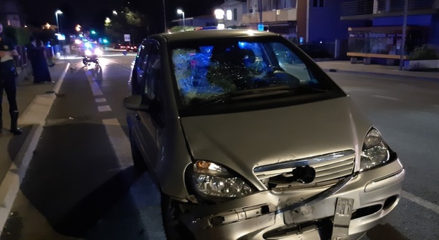 La choccante immagine dell'incidente dopo il violento impatto tra la Mercedes e lo scooter
