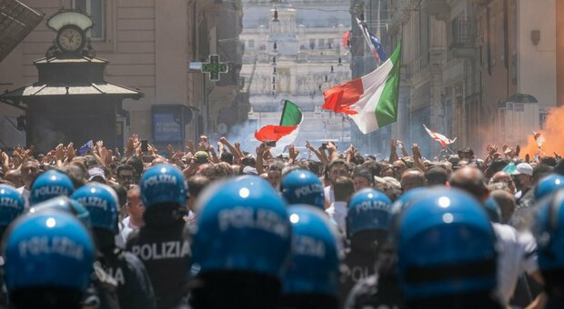 Roma sotto assedio dei tassisti, fumogeni e petardi in Centro. Confermato lo sciopero il 20 e il 21