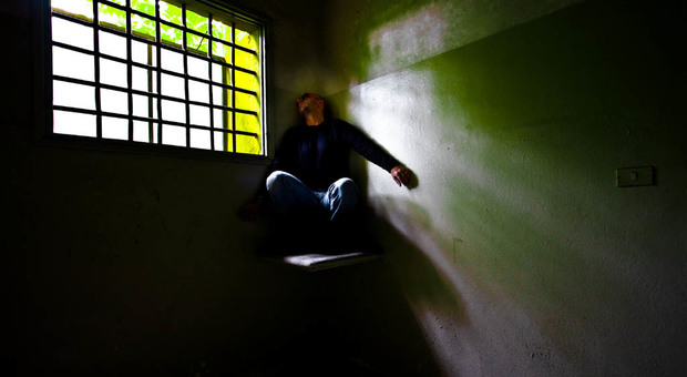 Arrestato per maltrattamenti: si toglie la vita in cella