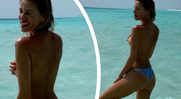 Topless per Alessia Marcuzzi, lei stuzzica i fan dalle Maldive ma scatta la polemica