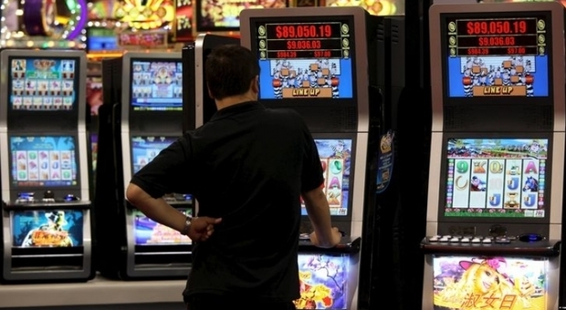 Pesaro, perde alle slot machine 900 euro del lavoro e si inventa una rapina: denunciato