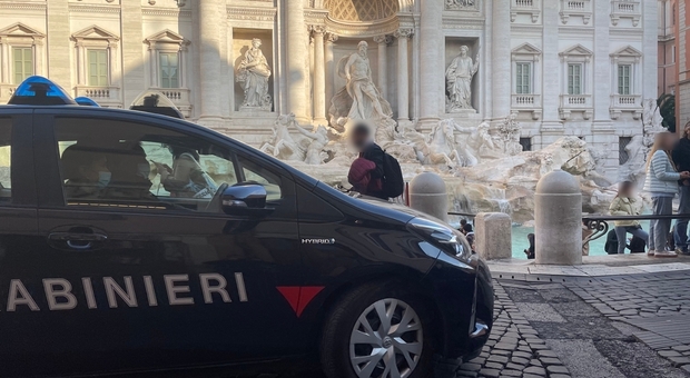 Scippatori dei turisti a Fontana di Trevi: quattro arresti in poche ore. Recuperato borsello con 500 euro