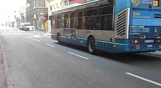 Via Mazzini pedonale, dietrofront del Comune: tornano gli autobus