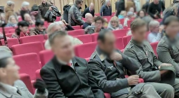 Vestiti da nazisti alla proiezione del film di Favino "Comandante": è polemica